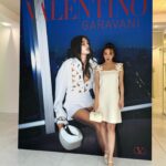 Tomomi Itano Instagram - Valentino L’École Collection pop up store at IZA Tokyo ひと足早く🖤素敵なコレクションでした。 中でも、私が着てるドレスの肩のストラップ部分が花モチーフのデザインで 今季のコレクションの様々な部分にこのデザインが施されていました ほんとに、可愛かった😳 何枚目がすき？🗝💭 明日4月14日～5月16日（木） 11時ー20時 ＩＺＡ Tokyo 1F 東京都港区南青山5-8-3 03-3486-0013 #ValentinoLÉcole #VALENTINOxIZA #IZA #IZATokyo ＠iza_official @tanakataki