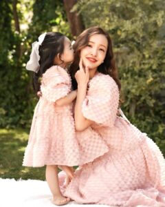 Tomomi Itano Instagram - 形違いのピンク&ホワイトdressもあります🎀 ホワイトのdressリボンはベビママどっちも黒です🫶🏻 今サンプルでベビのリボンがホワイトですが、ブラックになります🖤 ベビのdressサイズ展開は　85 95 105 です🍓 ベビがいない方もdressめっちゃ可愛いので、ぜひ♪ New dress販売は、29日今週金曜日17時STARTです🩰🧴🎟️ @babyrosyluce #BabyRosyluce #ベビママ