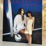Tomomi Itano Instagram - Valentino L’École Collection pop up store at IZA Tokyo ひと足早く🖤素敵なコレクションでした。 中でも、私が着てるドレスの肩のストラップ部分が花モチーフのデザインで 今季のコレクションの様々な部分にこのデザインが施されていました ほんとに、可愛かった😳 何枚目がすき？🗝💭 明日4月14日～5月16日（木） 11時ー20時 ＩＺＡ Tokyo 1F 東京都港区南青山5-8-3 03-3486-0013 #ValentinoLÉcole #VALENTINOxIZA #IZA #IZATokyo ＠iza_official @tanakataki