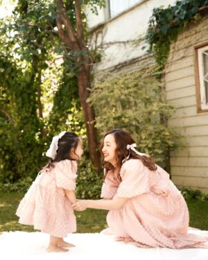 Tomomi Itano Instagram - 形違いのピンク&ホワイトdressもあります🎀
ホワイトのdressリボンはベビママどっちも黒です🫶🏻
今サンプルでベビのリボンがホワイトですが、ブラックになります🖤

ベビのdressサイズ展開は　85  95  105  です🍓

ベビがいない方もdressめっちゃ可愛いので、ぜひ♪

New dress販売は、29日今週金曜日17時STARTです🩰🧴🎟️

@babyrosyluce 
#BabyRosyluce
#ベビママ