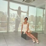 Tomomi Itano Instagram - Valentino L’École Collection pop up store at IZA Tokyo ひと足早く🖤素敵なコレクションでした。 中でも、私が着てるドレスの肩のストラップ部分が花モチーフのデザインで 今季のコレクションの様々な部分にこのデザインが施されていました ほんとに、可愛かった😳 何枚目がすき？🗝💭 明日4月14日～5月16日（木） 11時ー20時 ＩＺＡ Tokyo 1F 東京都港区南青山5-8-3 03-3486-0013 #ValentinoLÉcole #VALENTINOxIZA #IZA #IZATokyo ＠iza_official @tanakataki