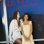 Tomomi Itano Instagram - Valentino L’École Collection pop up store at IZA Tokyo ひと足早く🖤素敵なコレクションでした。 中でも、私が着てるドレスの肩のストラップ部分が花モチーフのデザインで 今季のコレクションの様々な部分にこのデザインが施されていました ほんとに、可愛かった😳 何枚目がすき？🗝💭 明日4月14日～5月16日（木） 11時ー20時 ＩＺＡ Tokyo 1F 東京都港区南青山5-8-3 03-3486-0013 #ValentinoLÉcole #VALENTINOxIZA #IZA #IZATokyo ＠iza_official @tanakataki