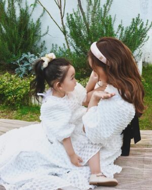 Tomomi Itano Instagram - 形違いのピンク&ホワイトdressもあります🎀
ホワイトのdressリボンはベビママどっちも黒です🫶🏻
今サンプルでベビのリボンがホワイトですが、ブラックになります🖤

ベビのdressサイズ展開は　85  95  105  です🍓

ベビがいない方もdressめっちゃ可愛いので、ぜひ♪

New dress販売は、29日今週金曜日17時STARTです🩰🧴🎟️

@babyrosyluce 
#BabyRosyluce
#ベビママ