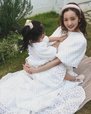 Tomomi Itano Instagram - 形違いのピンク&ホワイトdressもあります🎀
ホワイトのdressリボンはベビママどっちも黒です🫶🏻
今サンプルでベビのリボンがホワイトですが、ブラックになります🖤

ベビのdressサイズ展開は　85  95  105  です🍓

ベビがいない方もdressめっちゃ可愛いので、ぜひ♪

New dress販売は、29日今週金曜日17時STARTです🩰🧴🎟️

@babyrosyluce 
#BabyRosyluce
#ベビママ