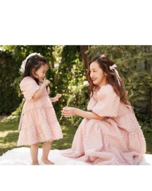 Tomomi Itano Instagram - 形違いのピンク&ホワイトdressもあります🎀
ホワイトのdressリボンはベビママどっちも黒です🫶🏻
今サンプルでベビのリボンがホワイトですが、ブラックになります🖤

ベビのdressサイズ展開は　85  95  105  です🍓

ベビがいない方もdressめっちゃ可愛いので、ぜひ♪

New dress販売は、29日今週金曜日17時STARTです🩰🧴🎟️

@babyrosyluce 
#BabyRosyluce
#ベビママ