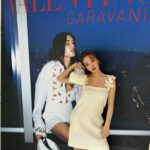 Tomomi Itano Instagram - Valentino L’École Collection pop up store at IZA Tokyo ひと足早く🖤素敵なコレクションでした。 中でも、私が着てるドレスの肩のストラップ部分が花モチーフのデザインで 今季のコレクションの様々な部分にこのデザインが施されていました ほんとに、可愛かった😳 何枚目がすき？🗝💭 明日4月14日～5月16日（木） 11時ー20時 ＩＺＡ Tokyo 1F 東京都港区南青山5-8-3 03-3486-0013 #ValentinoLÉcole #VALENTINOxIZA #IZA #IZATokyo ＠iza_official @tanakataki