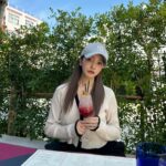Tomomi Itano Instagram - 沖縄に行ってきたよ～🌺🌴 なんまいめがすき？ Southwest grandhotel オシャレで好きだった♡ カフェでパシャリ°･🐠 #沖縄キャンプ #ホテルでランチ #家族day