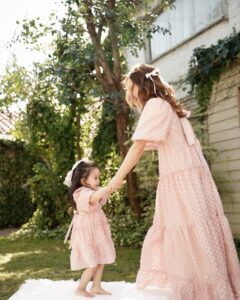 Tomomi Itano Instagram - 形違いのピンク&ホワイトdressもあります🎀 ホワイトのdressリボンはベビママどっちも黒です🫶🏻 今サンプルでベビのリボンがホワイトですが、ブラックになります🖤 ベビのdressサイズ展開は　85 95 105 です🍓 ベビがいない方もdressめっちゃ可愛いので、ぜひ♪ New dress販売は、29日今週金曜日17時STARTです🩰🧴🎟️ @babyrosyluce #BabyRosyluce #ベビママ
