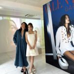 Tomomi Itano Instagram - Valentino L’École Collection pop up store at IZA Tokyo ひと足早く🖤素敵なコレクションでした。 中でも、私が着てるドレスの肩のストラップ部分が花モチーフのデザインで 今季のコレクションの様々な部分にこのデザインが施されていました ほんとに、可愛かった😳 何枚目がすき？🗝💭 明日4月14日～5月16日（木） 11時ー20時 ＩＺＡ Tokyo 1F 東京都港区南青山5-8-3 03-3486-0013 #ValentinoLÉcole #VALENTINOxIZA #IZA #IZATokyo ＠iza_official @tanakataki
