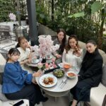 Tomomi Itano Instagram - お花見🌸 なんまいめ？ 🍓団子かわい。花より団子🍡 Rosyのシースルージャガードtopsお気に入り🫶🏻 @kimptonshinjukutokyo #キンプトン新宿東京 #お花見