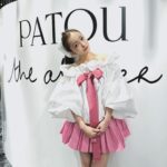 Tomomi Itano Instagram - PATOU 伊勢丹popupへ🩰 大好きなピンクとホワイトコーデに🦩‎🤍‪🎀 🐩 どれすき？💕 リボンにイニシャルが入れられるんだけど、"Tomo"のTMにしてみたよ 5月7日までやってるみたい🫶🏻 @Patou @GuillaumeMarcDamienHenry #patou #patouatelier #パトゥ #パトゥアトリエ #pr