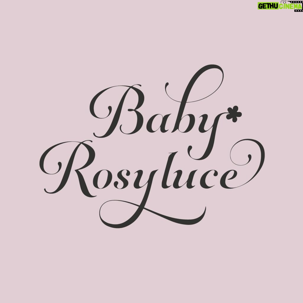 Tomomi Itano Instagram - 『𝐁𝐚𝐛𝐲 𝐑𝐨𝐬𝐲 𝐥𝐮𝐜𝐞❋ 』 𝟐𝟎𝟐𝟒 𝐒𝐩𝐫𝐢𝐧𝐠 𝐃𝐞𝐛𝐮𝐭 !! Rosy luceから待望の子供服ライン 【Baby Rosy luce】が遂に登場💕 娘が産まれてから、 夢だった娘とのオソロコーデをしたくても、 可愛いベビー服や自分の可愛いお洋服はあるけれど、 なかなか全く同じ素材・形のお洋服が見つからず。。。 そんな中、同世代のRosy luceを愛してくれている ママさん達からもオソロコーデのお洋服を出してほしいという お声を頂いたので、この春『𝐁𝐚𝐛𝐲 𝐑𝐨𝐬𝐲 𝐥𝐮𝐜𝐞❋ 』をローンチします💖 "母という1面だけではなく、 Rosy luceが掲げるコンセプトのように 一人の女性として、自分を大切にし、 常に自らが主人公である事を忘れず😌 母も子もどちらかがではなく、お互いを尊重し合い尊敬する" そんな強い想いを込めてこだわり抜きました。 from tomo💋 ———————————————— 愛おしくもあっという間に過ぎゆく ベビーとの時間をより大切な瞬間になるように 🎀 そして、ママとベビー2人が主役になれる オソロドレスシリーズが待望のDEBUT🪽 プライベートではママでもあるディレクター板野友美が、 ベビーとの大切な日常を過ごす中で ママもベビーもどちらも主役になれる Baby Rosy luce のお洋服を身に纏うことで 今まで以上にベビーとの時間を大切に彩あるものへと…🩷🧁🩰 以前からリクエストの声を多数いただき、満を持して応えるべく 生地や形や質感までも同じ、おそろコーデでベビーと一緒に心を躍らせ、 ママもベビーも自信に満ち愛溢れるプロダクトを展開します🍓🧸 【昨年即完した大人気の"2023 Birthday dress " バージョンアップ や他にはない完全お揃いbaby dress ママ&ベビーのトレンドオシャレdress デイリー使いの着回しにも効くトップス複数アイテムが登場🫶🏻💕】 3月末より発売予定🦩 @rosyluce #Rosyluce #BabyRosyluce #ママベビー #オソロコーデ
