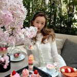 Tomomi Itano Instagram - お花見🌸 なんまいめ？ 🍓団子かわい。花より団子🍡 Rosyのシースルージャガードtopsお気に入り🫶🏻 @kimptonshinjukutokyo #キンプトン新宿東京 #お花見