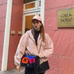 Tomomi Itano Instagram – .
なんまいめ？
🎀🎀🎀

#jacket  @celine 
#skirt @rosyluce 
#cap @celine 
#bag @chanelofficial 
#Fashion #ootd #154cm #友Style