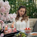 Tomomi Itano Instagram - お花見🌸 なんまいめ？ 🍓団子かわい。花より団子🍡 Rosyのシースルージャガードtopsお気に入り🫶🏻 @kimptonshinjukutokyo #キンプトン新宿東京 #お花見
