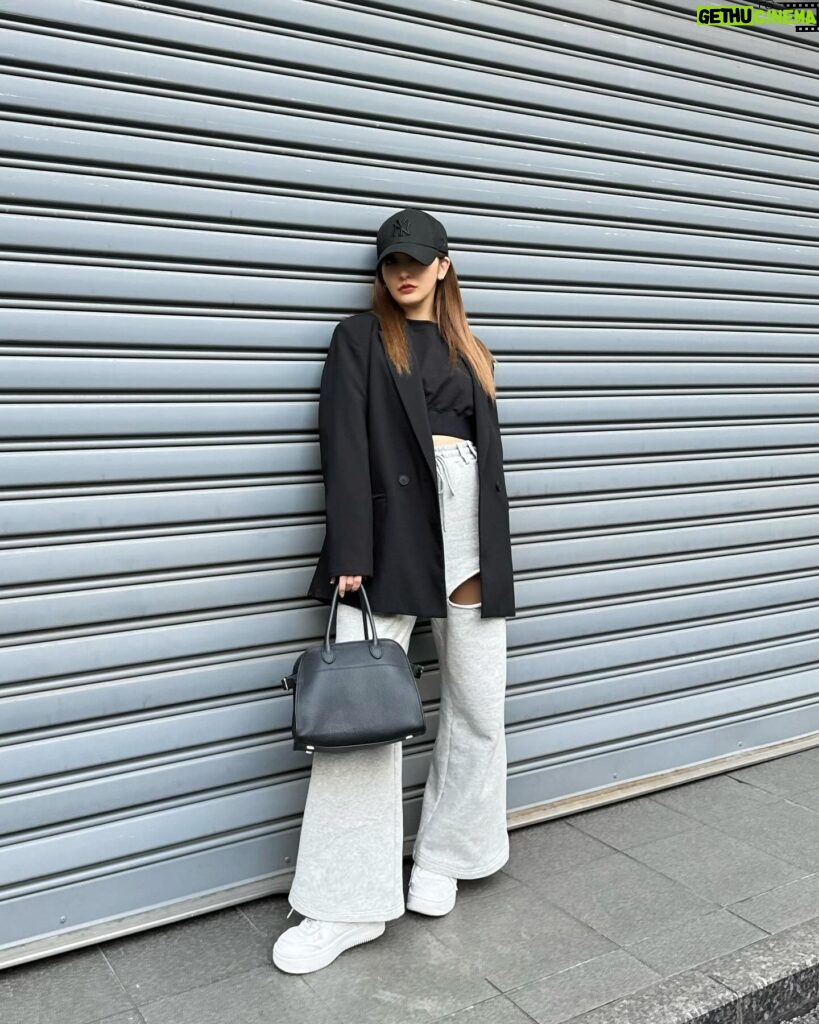 Tomomi Itano Instagram - 👟★⛓️ 　 なんまいめ？ #jacket @zara #tops @rosary.moon #bottom @rosyluce #sneaker @nike #bag @therow #Fashion #ootd #154cm #友style