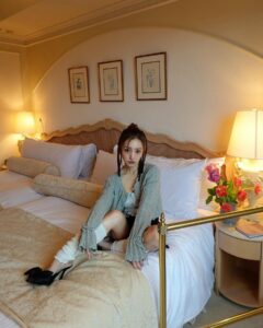 Tomomi Itano Instagram - 1ヶ月ダイエット。 次のお仕事にむけて🧴🩰 最近腰周り痩せないので（この写真には写ってない🙄） 本気で頑張る。とりあえず、ブラデリスの矯正コルセット（かなりきつい） 寝る時以外はつけて、お腹矯正 無駄食い防止してる☁️ オススメダイエットある方は教えてね☺︎