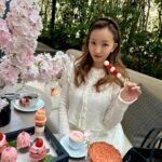 Tomomi Itano Instagram - お花見🌸 なんまいめ？ 🍓団子かわい。花より団子🍡 Rosyのシースルージャガードtopsお気に入り🫶🏻 @kimptonshinjukutokyo #キンプトン新宿東京 #お花見