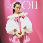 Tomomi Itano Instagram - PATOU 伊勢丹popupへ🩰 大好きなピンクとホワイトコーデに🦩‎🤍‪🎀 🐩 どれすき？💕 リボンにイニシャルが入れられるんだけど、"Tomo"のTMにしてみたよ 5月7日までやってるみたい🫶🏻 @Patou @GuillaumeMarcDamienHenry #patou #patouatelier #パトゥ #パトゥアトリエ #pr