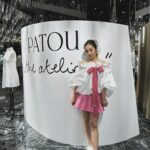 Tomomi Itano Instagram - PATOU 伊勢丹popupへ🩰 大好きなピンクとホワイトコーデに🦩‎🤍‪🎀 🐩 どれすき？💕 リボンにイニシャルが入れられるんだけど、"Tomo"のTMにしてみたよ 5月7日までやってるみたい🫶🏻 @Patou @GuillaumeMarcDamienHenry #patou #patouatelier #パトゥ #パトゥアトリエ #pr