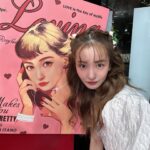 Tomomi Itano Instagram - Rosyluce × PLAZA thanks 王様のブランチ📺♥️ 春のイベント2 Days🌷 たくさんの方が足を運んでくださいました。 ありがとうございます🫶🏻 今回のイベントコンセプトは "American diner" 🛼🍩 私の顔をイラストにしてもらったり🤭 似てるかな？笑 ベビちんもけけと遊びに来たよ🤍 何枚目がすき？ #Rosyluce #Rosydiner @rosyluce