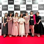 Tomomi Itano Instagram - KANSAI Collection 2024 SS 🌼 𝐑𝐨𝐬𝐲 𝐋𝐮𝐜𝐞 𝐒𝐭𝐚𝐠𝐞 🌹　 去年の夏に続き、今回も出演させていただきました✨ やはり、何度みても、巨大スクリーンに私のブランド 【Rosy Luce】の文字が写し出されるのは感動します😭♥️ 今回もコーディネート、ヘアメイクディレクション、 楽曲、映像制作、ディレクションさせていただきました。 表舞台に立つのも好きですが、 クリエイティブな作業、モノづくりが私は大好きです。 自分の頭の中に思い描いてるイメージをこうして ランウェイ場に具現化できる。 そして、私の作ったお洋服を身に纏って モデルさん達がウォーキングしてくださる✨夢のような時間でした💐 今回ランウェイを歩いてくださった 鈴木愛理ちゃん　@airisuzuki_official_uf HIMEKAちゃん　@hmk_queen アリアナさくらちゃん　@_ariannasakura_ 大友花恋ちゃん　@karen_otomo 福岡みなみちゃん　@fukuokaminami373 上西星来ちゃん　@seira_jonishi_tpd とっても可愛くて豪華な皆さんに出演していただけて、感謝です🎀 今回も素敵なステージを一緒に作り上げて下さった 関西コレクション関係者の皆様、本当にありがとうございます✨ @kansaicollection 今後とも更なる高みを目指して、女性をエンパワーメントできるように✊🏻 邁進して参りたいと思います❤️‍🔥Rosy Luce をよろしくお願いします🥀 @rosyluce #Rosyluce #関西コレクション #kansaicollection