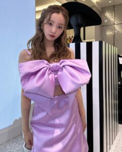 Tomomi Itano Instagram - 𝐍𝑰𝑵𝑨 𝑹𝑰𝑪𝑪𝑰（ﾆﾅ ﾘｯﾁ） 去年パリコレも見に行った、ラグジュアリーブランドでも とってもファンシーでタイプのブランド🎀 只今、2024年春夏のポップアップストアが 阪急うめだ本店5階にて開催中だよ💖 デザイナーのハリス・リードのセンスが本当にすき。 ロックプリンセスのようなドラマティックで エレガントも兼ね備えたワードロ ーブ👑💍🏰 ぜひ、覗いて見てね♡⃛ 何枚目が好き？💭 #ninaricci #ニナリッチ @ninaricci @harris_reed