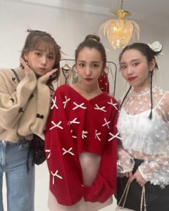 Tomomi Itano Instagram - ばんばんざいのみゆちゃん、るなちゃんと コラボYouTube 【LOOK BOOK】を私のブランド @rosyluce のお洋服で撮りました🎀💕🩰 2人とも、普段とはまた違った キュートな面をたくさんみせてくれて 本当にキュンキュンした🫰🏻🩷 何枚目がすき？ #ばんばんざい #YouTube #LOOKBOOK #友chube