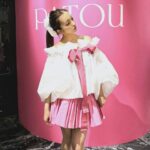 Tomomi Itano Instagram - PATOU 伊勢丹popupへ🩰 大好きなピンクとホワイトコーデに🦩‎🤍‪🎀 🐩 どれすき？💕 リボンにイニシャルが入れられるんだけど、"Tomo"のTMにしてみたよ 5月7日までやってるみたい🫶🏻 @Patou @GuillaumeMarcDamienHenry #patou #patouatelier #パトゥ #パトゥアトリエ #pr