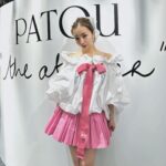 Tomomi Itano Instagram - PATOU 伊勢丹popupへ🩰 大好きなピンクとホワイトコーデに🦩‎🤍‪🎀 🐩 どれすき？💕 リボンにイニシャルが入れられるんだけど、"Tomo"のTMにしてみたよ 5月7日までやってるみたい🫶🏻 @Patou @GuillaumeMarcDamienHenry #patou #patouatelier #パトゥ #パトゥアトリエ #pr