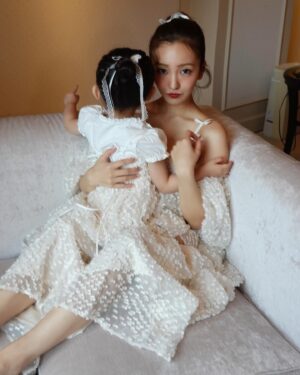 Tomomi Itano Instagram - 私が関コレで着ていたdressも実は
ベビとお揃いなんです🫶🏻

生地にこだわって、手触りもしっとりしていて、
小さいリボンがたくさんついてる可愛い生地に。

肩紐のリボンの形や、袖が取り外しできるところもポイント🤍

こちらの発売も29日です♪イベントで実際に見ていただくことも可能です🎀
イベントのご予約は今日STARTなので、お早めに🌹

なんまいめ？🤍🤍🤍

@babyrosyluce