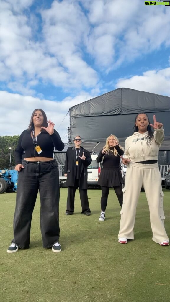 Toni Watson Instagram - Tia always trying to teach us tiktok dances.. Safe to say I won't be getting a call back
