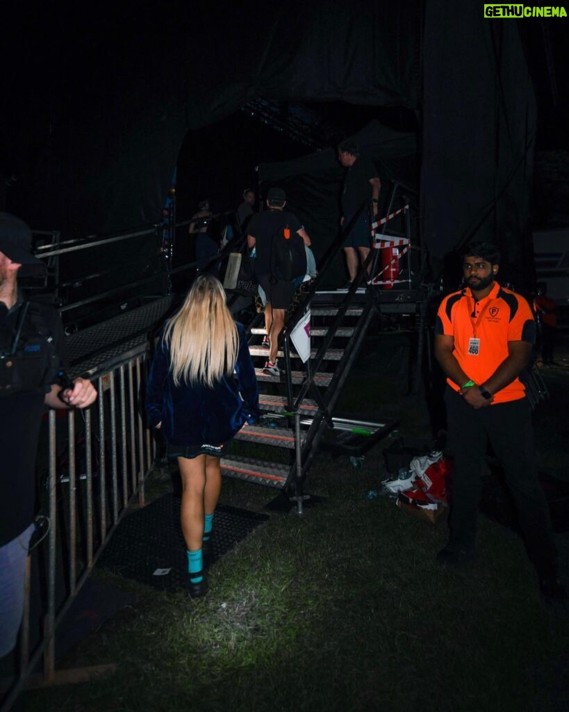 Toni Watson Instagram - Darwin. I am so hyped to be back in this beautiful city! This time with my brother Ben! @officialbassinthegrass you are thriving and nothing makes me smile more than seeing a great Aussie festival hold it down for another year! Congratulations to everyone involved! ♥️ Thank you @g.g.mcg 📸