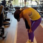 Tonka Tomicic Instagram - Entrenando con el alma! #dandolotodo Es un desafío cada vez que voy a entrenar y después del esfuerzo se siente tan bien. Hay ejercicios que no me salen pero @marcosrivera1989 me tiene fe! (El mejor entrenador) Cuando pueda hacer tres dominadas las compartiré, no se cuánto me demore pero lo lograré! 💪🏻🏋🏻‍♂️ @synchronicitygym