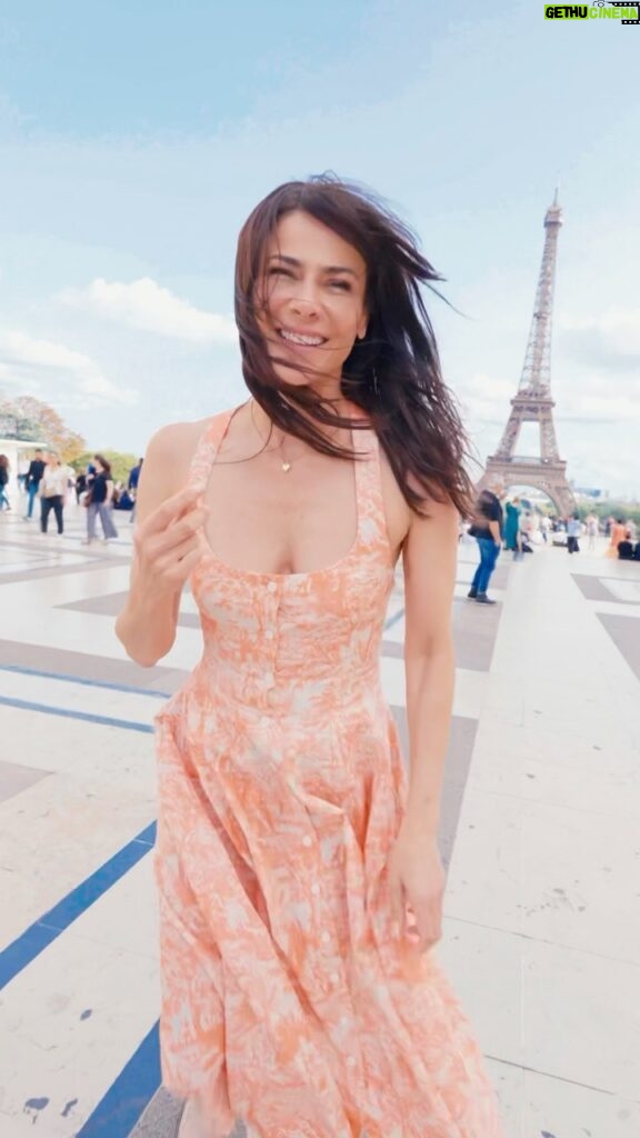 Tonka Tomicic Instagram - Desde el #trocadero la vista hacia la #torreeiffel es un imperdible! Muchos turistas, hasta novias tomándose fotos. Mi vestido es lo nuevo de @sarikarodrik Video: @Ozcar Makeup & hair: @enriquelopezestudio para @livingproofchile @smileandkiss_ #pfw