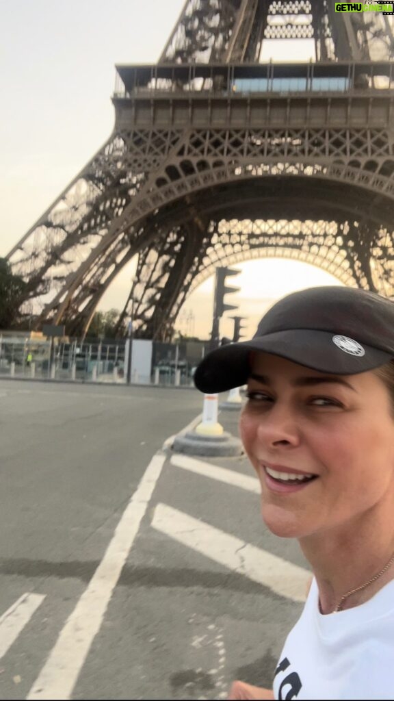 Tonka Tomicic Instagram - Una manera diferente de conocer #paris Llevo 4 días corriendo y me duele todo! 🤣 hace mucho que no lo hacía, lo recomiendo #correrenviaje Gracias @nikole.rosenberg por empujarme y entrenarme!!! ♥️🏃🏻‍♀️🏃‍♀️ PD: ahora a comer baguette y croissant