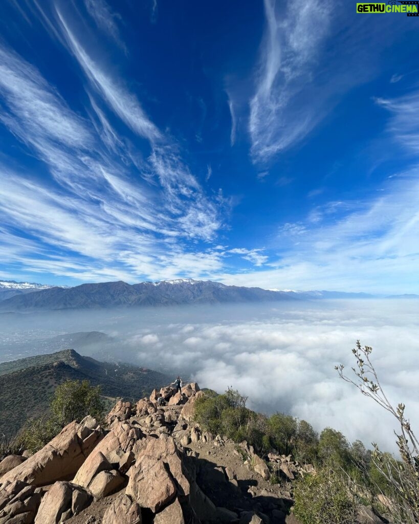 Tonka Tomicic Instagram - Cuando en #santiago esta nublado, en la cumbre del #manquehue hay 🌞 Deseo cumplido!