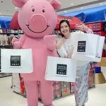 Tracy Chu Instagram - WOLALA~ 🎄 🎄Happy shopping at my favorite Marks & Spencer & with Percy Pig 🐷!!!! So much fun and I wish all of you can find out the most fashionable party outfits and festive gifts to your family or friends✨ Can’t wait to show up my perfect outfits with you ❤️ & let’s get ready for Christmas! @marksandspencerhk #MarksandSpencer #MandSHK #lovechristmas #lovemands #thisisnotjust #mandsfood #mandschristmas