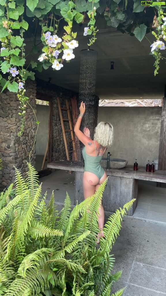 Tressia Bertin Instagram - Tropical paradise in Bali 🤍💫🌴 #sumberkimahill #manjul #InfinityPool #BreathtakingView #amazing #travel #bali #dreamvilla #loveinparadise #loveinbali #invitation