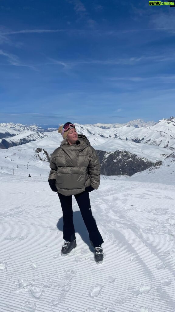 Tressia Bertin Instagram - Dernières descentes, souvenirs gravés dans la neige ❄️🎿 Jusqu’à la prochaine saison! #ski #2alpes #france #skiseason