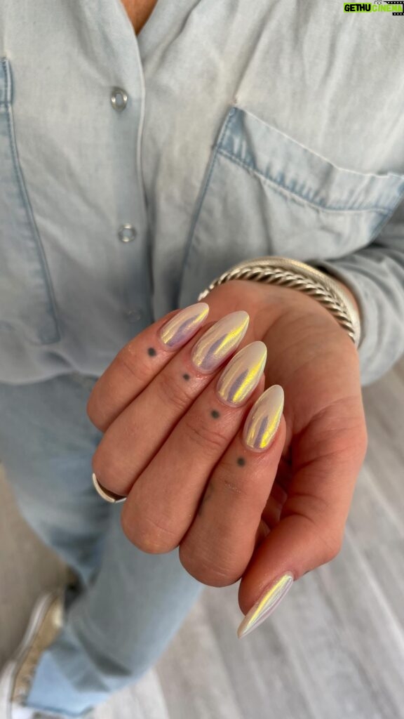 Tressia Bertin Instagram - Sous le charme de ces ongles effet aurore boréale ✨. Si vous êtes aussi fascinés, laissez une étoile dans les commentaires et partagez votre couleur préférée pour votre prochaine manucure cosmique ! et vous les filles avez-vous déjà fait des effets sur vos ongles ?