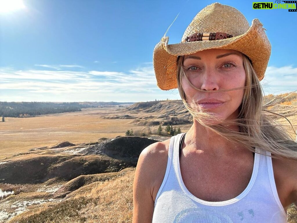 Tricia Helfer Instagram - Up on my ridge. Happy Thanksgiving 🍁