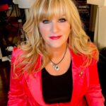 Trisha Yearwood Instagram - Closing out Vegas ‘23 with a bang! Special thanks to @goodwillglendastyle for the gorgeous blonde balayage, Ray @wynnlasvegas Salon for the bangin’ haircut, and @lypservice for the glam. Those red lips tho! Merry Christmas, and love one another! 🎄♥️💚