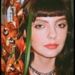 Triz Pariz Instagram – meu look ontem pra ir assistir à todas as coisas maravilhosas que ta estreiando no tuca, uma peça linda…
julguei e julguei a minha mãe por tirar foto com flores e aqui estou eu… gostaram da orquídea que comprei? era a única dessa cor no mercado, achei que combinava com minha casa