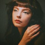Triz Pariz Instagram - oi! tô ausente aqui porque semana passada fiquei estudando num curso intensivo e essa estou de mudança, muita correria, muitas coisas novas, eu tô amando hihi (olha a cora na segunda foto, ela ta onde ela ficava no sofá mas nao tinha mais sofa kkkk) nesse tempo também aproveitei pra fazer a manutenção do megahair com a @alearaujo.o e fiz um bolo! ❤️‍🩹