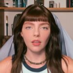 Triz Pariz Instagram - essa sou eu fazendo um penteado maneiro enquanto conto as novidades zikas da nova temporada de Fortnite! Com a temática mitologia grega e uma parceria com Avatar, a lenda de Korra, sua gameplays vai ficar mais irada ainda! @fortnite.br.oficial #Publi #FortniteChapter5Season2