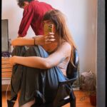 Triz Pariz Instagram - 1) estica estica! (pra quem ta tendo um devaju é pq tô republicando essa imagem ja que a foto seguinte do post antigo começou a me deixar louca entao tive q apagar) 2) me sentindo de novo com 13 anos de cabelo longo 3) minha mão mto lacruda 4) meu namorado que conseguiu ficar LINDO careca 5) eu me lembrando do preço abundante de todas as verdades