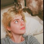 Triz Pariz Instagram - quando eu tava com esse cabelo tava cansada da minha cara agora que olho sinto saudades... pra vc ver, o ser humano só valoriza quando não tem mais #reflita parece que já fazem 80 anos... agora eu tô exatamente com o cabelo oposto, qual vcs preferem? imagina um loiro longo... 😳 mais uma vez compartilhando que estou ausente por conta de projetos profissionais e estudo, tenho prazos curtos e muita coisa sendo feita, inclusive comprei varias paradas novas pra quando voltar ativamente, tipo argila, madeira pra entalhe, produtos malucos de make artística, maquina de abrir massa de cozinha, batedeira planetária, material pra confecção de máscaras, bonecos de 1.99 pra fundir e criar monstros (tipo toy story 1)... isso tudo distribuído pelas minhas redes em vídeos de estilos diferentes, então por favor, nao me abandonem! prometo que vai valer a pena hihihi!