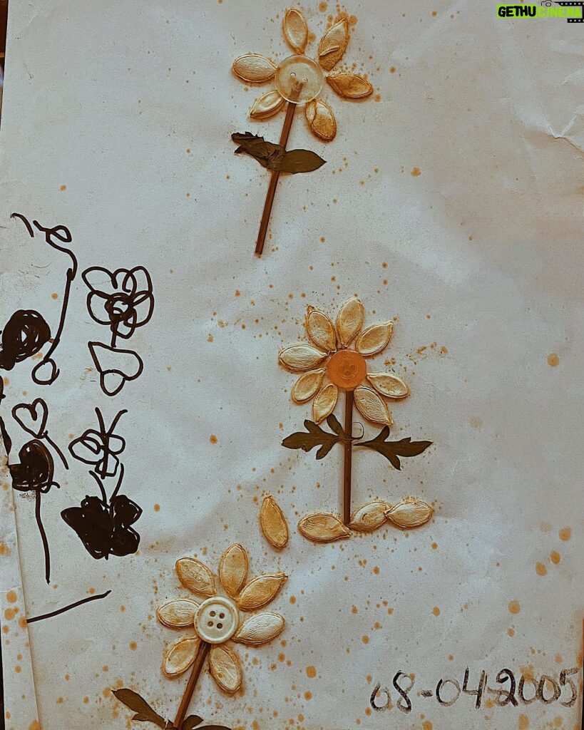 Triz Pariz Instagram - ao contrário pra ver se algum sangue volta a circular pela minha cabeça... foto pelo @desculpes flores feitas de sementes de abóbora e galhos por mim aos 3 anos