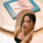 Tsai Jui-hsueh Instagram - 跟我一起到Diamond Towers 新開幕的FRED撞進夏天的海風裡吧🤍 ㄧ色一鑽，一輝一芒 勾勒出絕美的藝術品 FRED是來自法國的現代珠寶品牌 經典設計是以航海纜繩元素融合於珠寶 有別於傳統設計融合了充滿活力的海洋元素 不管是日常搭配或是正式場合都非常百搭 @fredjewelry #FREDParis #fredjewelry
